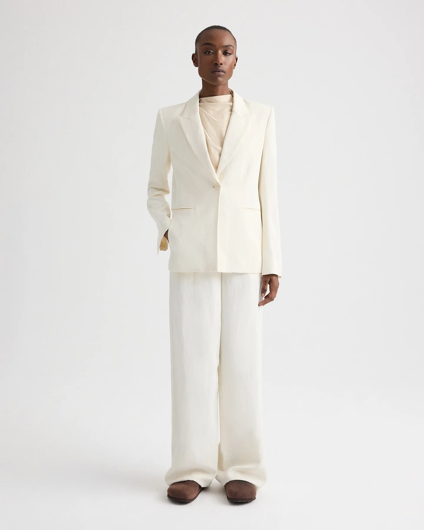 Her Fit Blazer in Coated Viscose Linen - Image 3