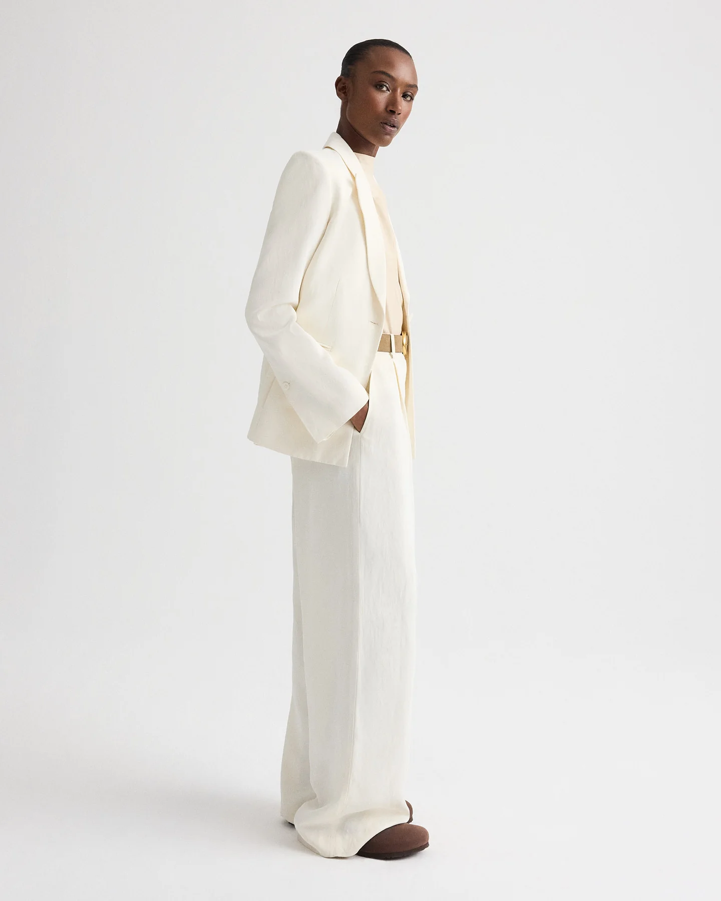 Her Fit Blazer in Coated Viscose Linen - Image 4